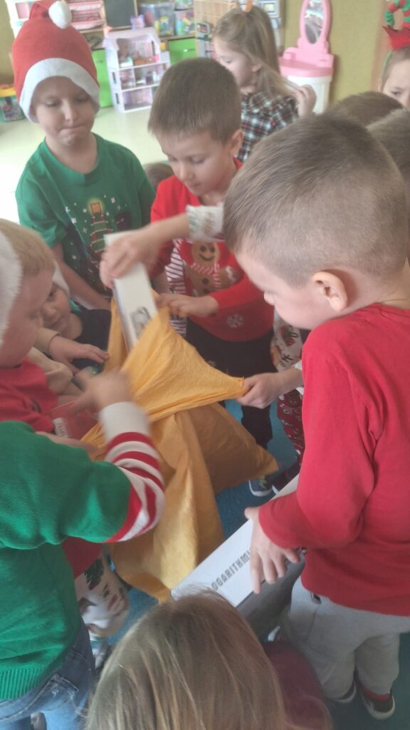 SPOTKANIE ZE ŚWIĘTYM MIKOŁAJEM - GRUPA  ŻYRAFKI