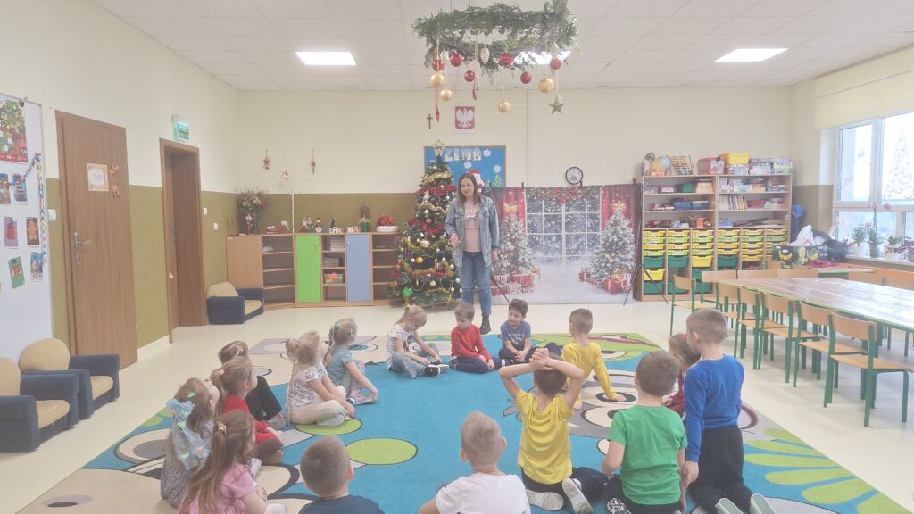 Świąteczna magia na warsztatach plastycznych! - GRUPA ŻYRAFKI 