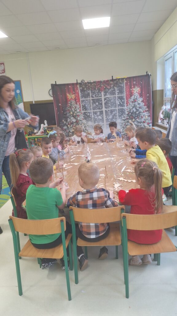 Świąteczna magia na warsztatach plastycznych! - GRUPA ŻYRAFKI 
