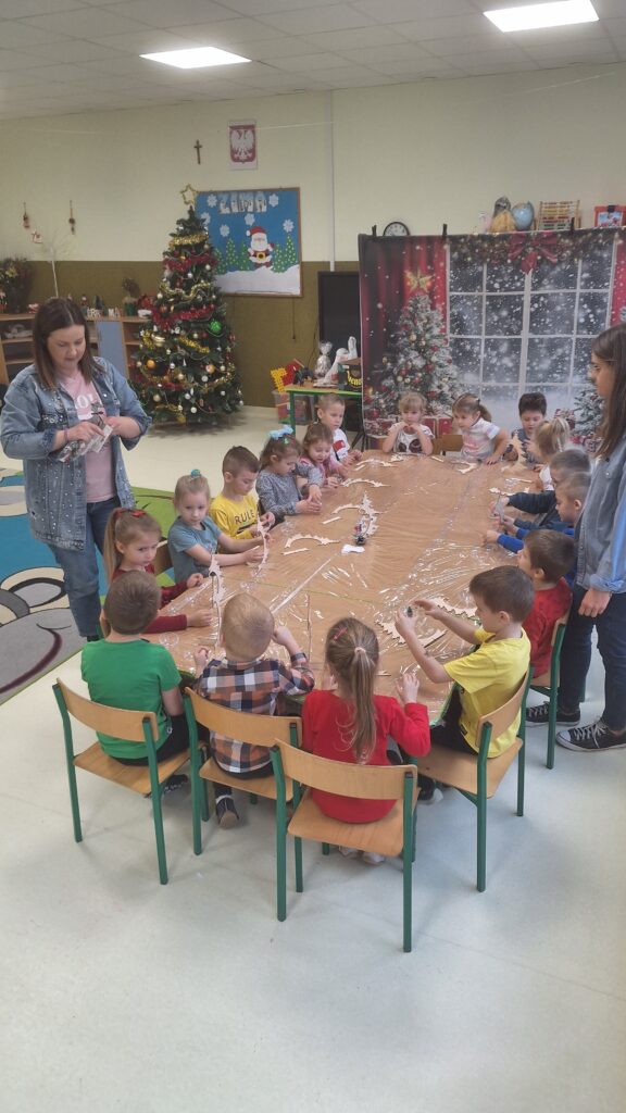 Świąteczna magia na warsztatach plastycznych! - GRUPA ŻYRAFKI 