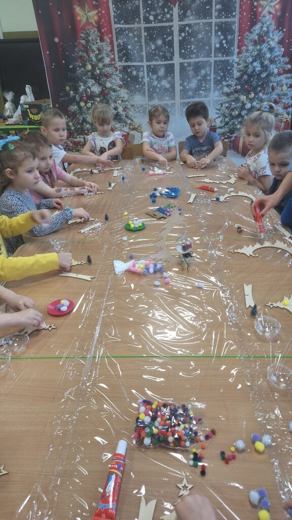 Świąteczna magia na warsztatach plastycznych! - GRUPA ŻYRAFKI 