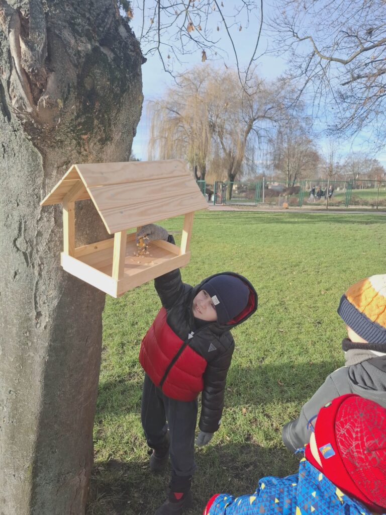 PAPUŻKI DBAJA O PTASZKI