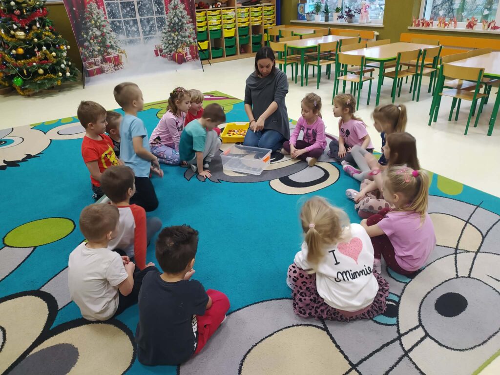 DZIEŃ GUZIKA - GRUPA ŻYRAFKI 