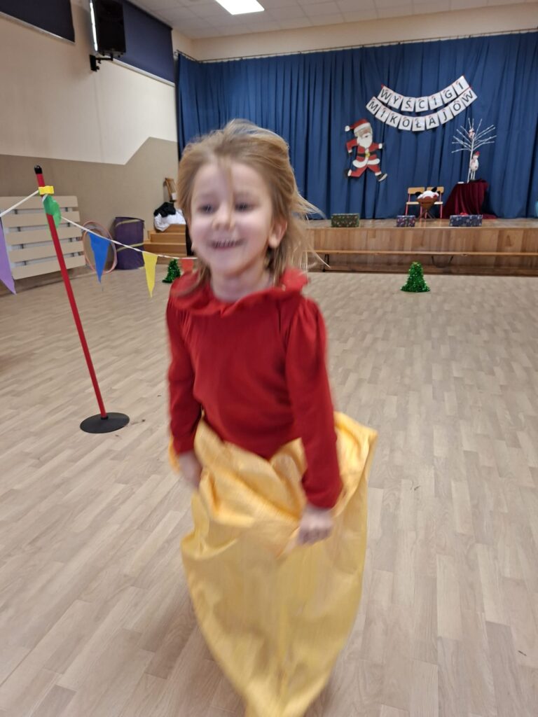 Wyścigi Mikołajów w grupie "Wiewiórki".