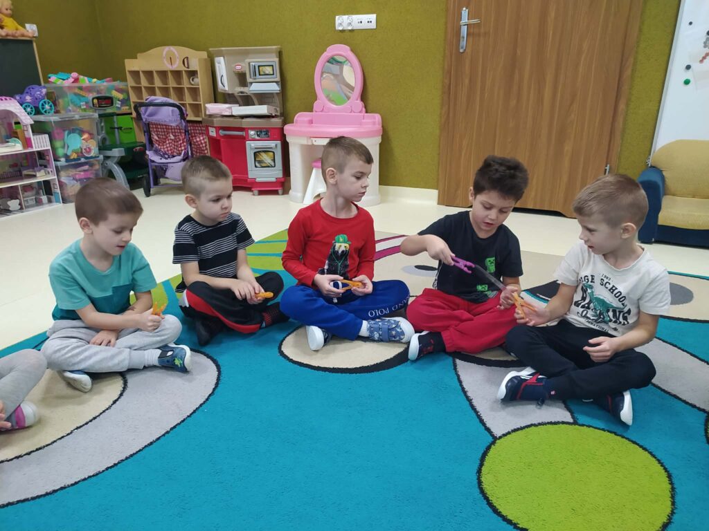 DZIEŃ GUZIKA - GRUPA ŻYRAFKI 