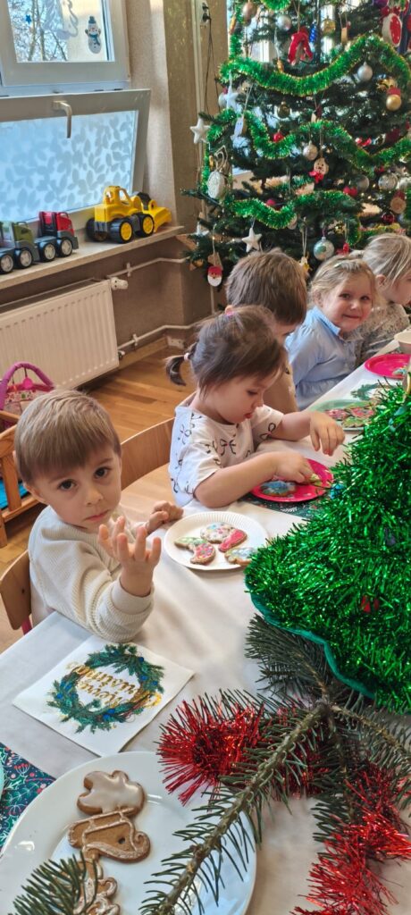 Misie ozdabiają pierniczki