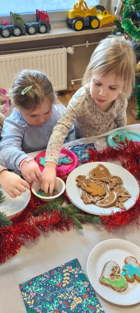 Misie ozdabiają pierniczki