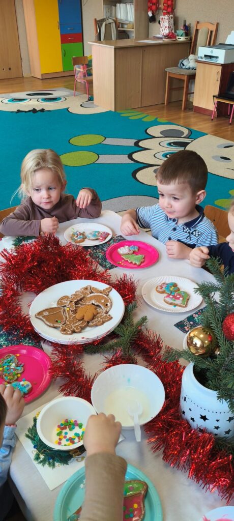 Misie ozdabiają pierniczki