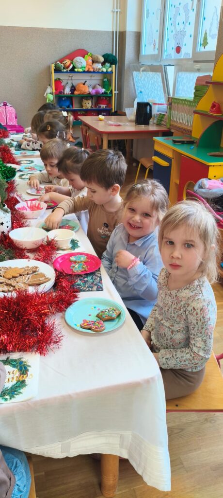 Misie ozdabiają pierniczki