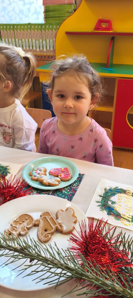 Misie ozdabiają pierniczki