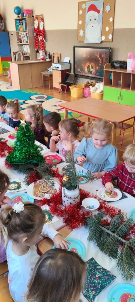 Misie ozdabiają pierniczki