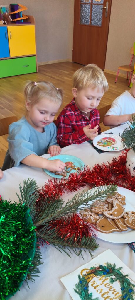 Misie ozdabiają pierniczki