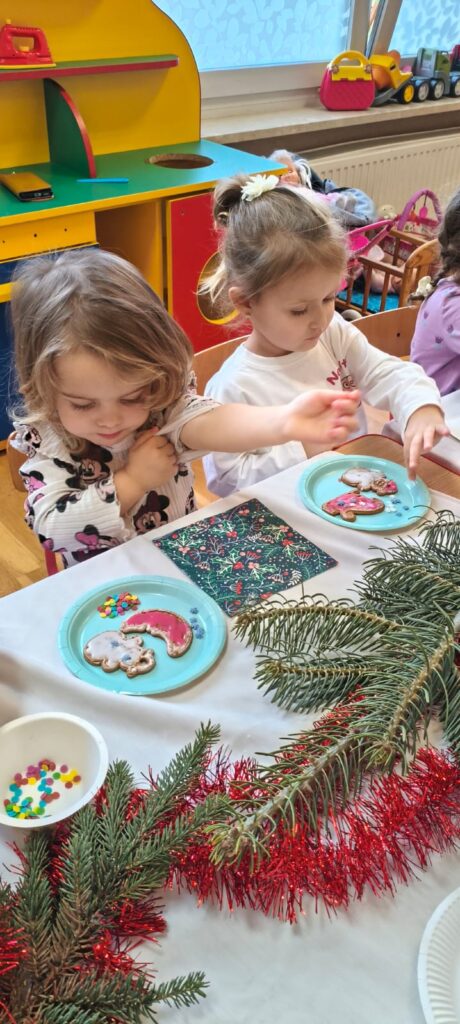 Misie ozdabiają pierniczki