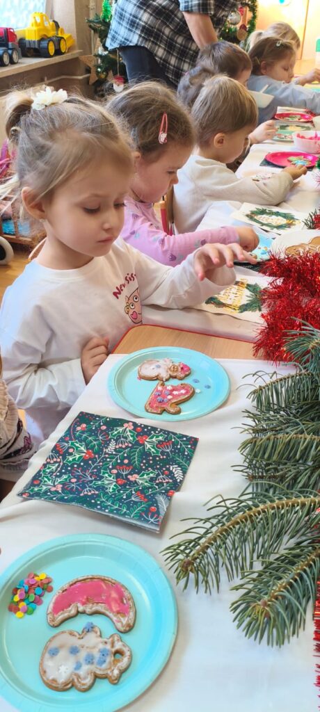 Misie ozdabiają pierniczki