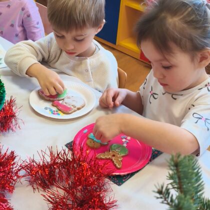 Misie ozdabiają pierniczki