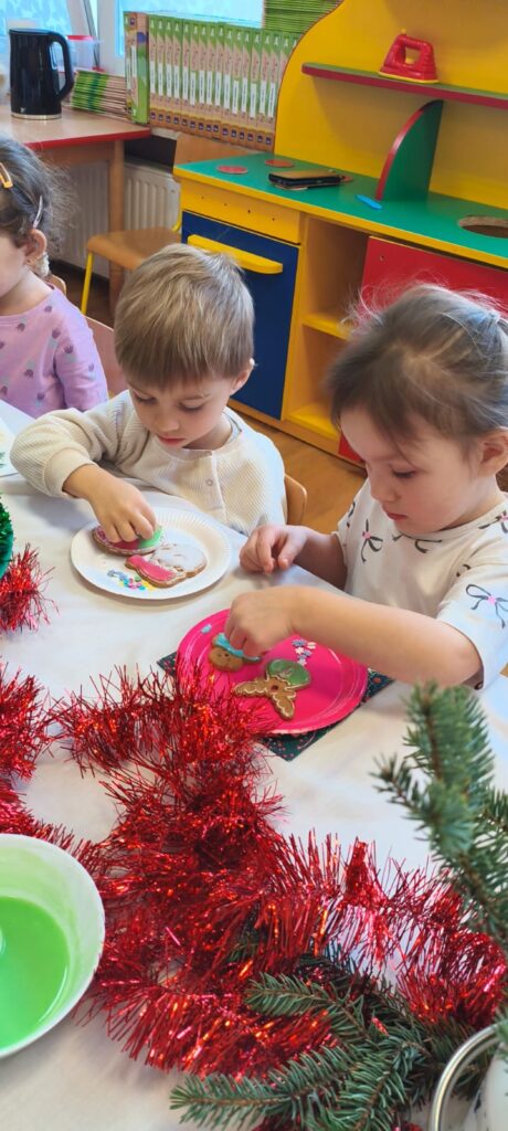 Misie ozdabiają pierniczki