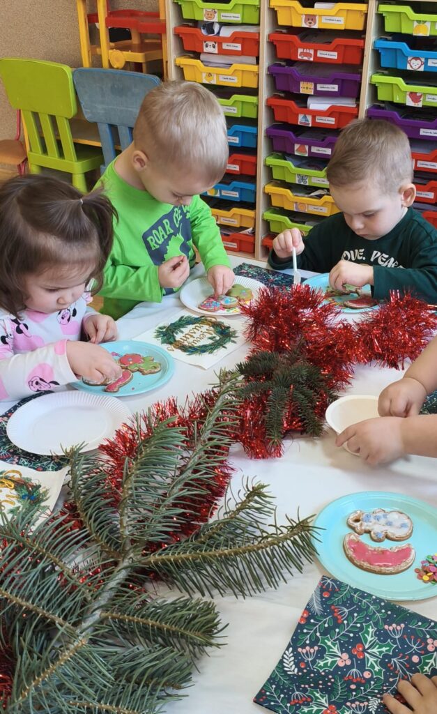 Misie ozdabiają pierniczki