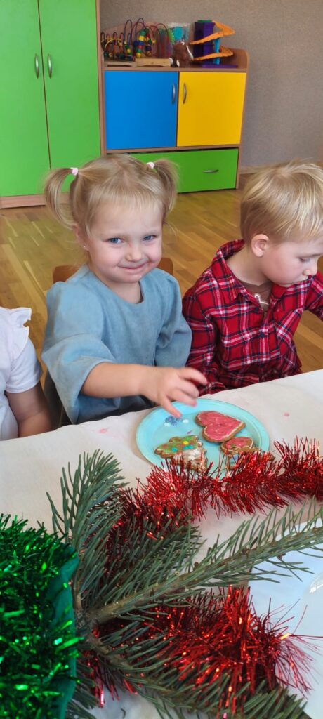 Misie ozdabiają pierniczki