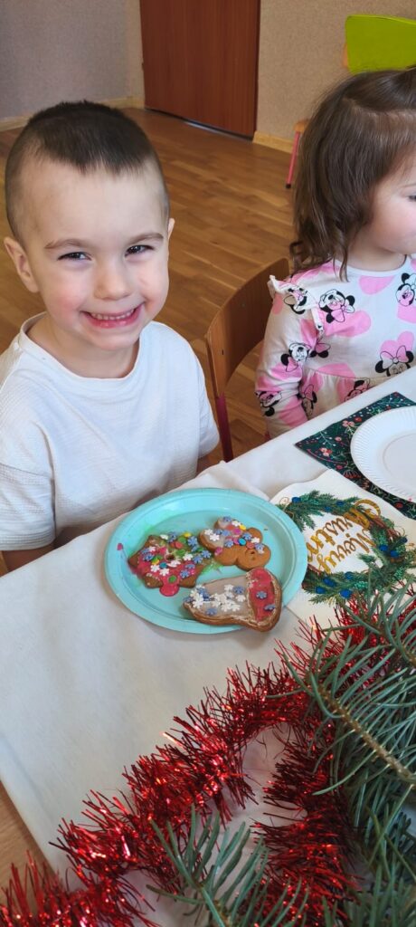 Misie ozdabiają pierniczki