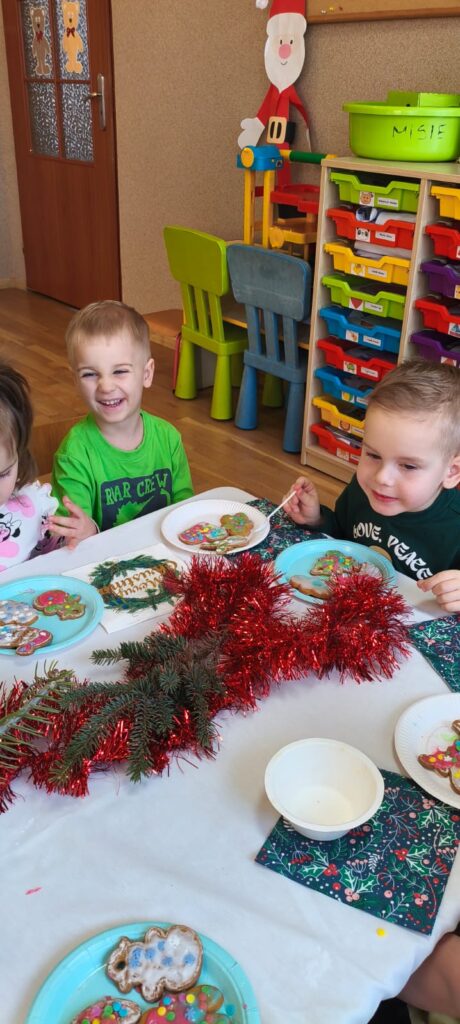 Misie ozdabiają pierniczki