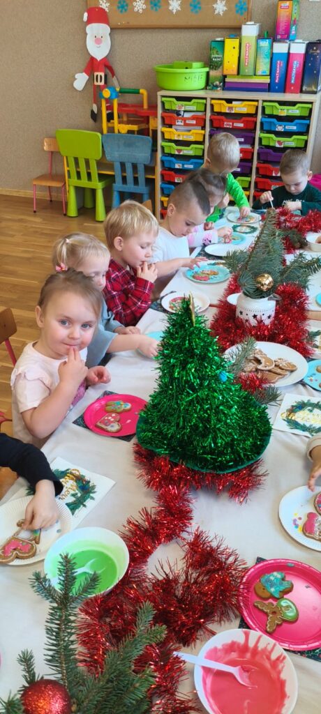 Misie ozdabiają pierniczki