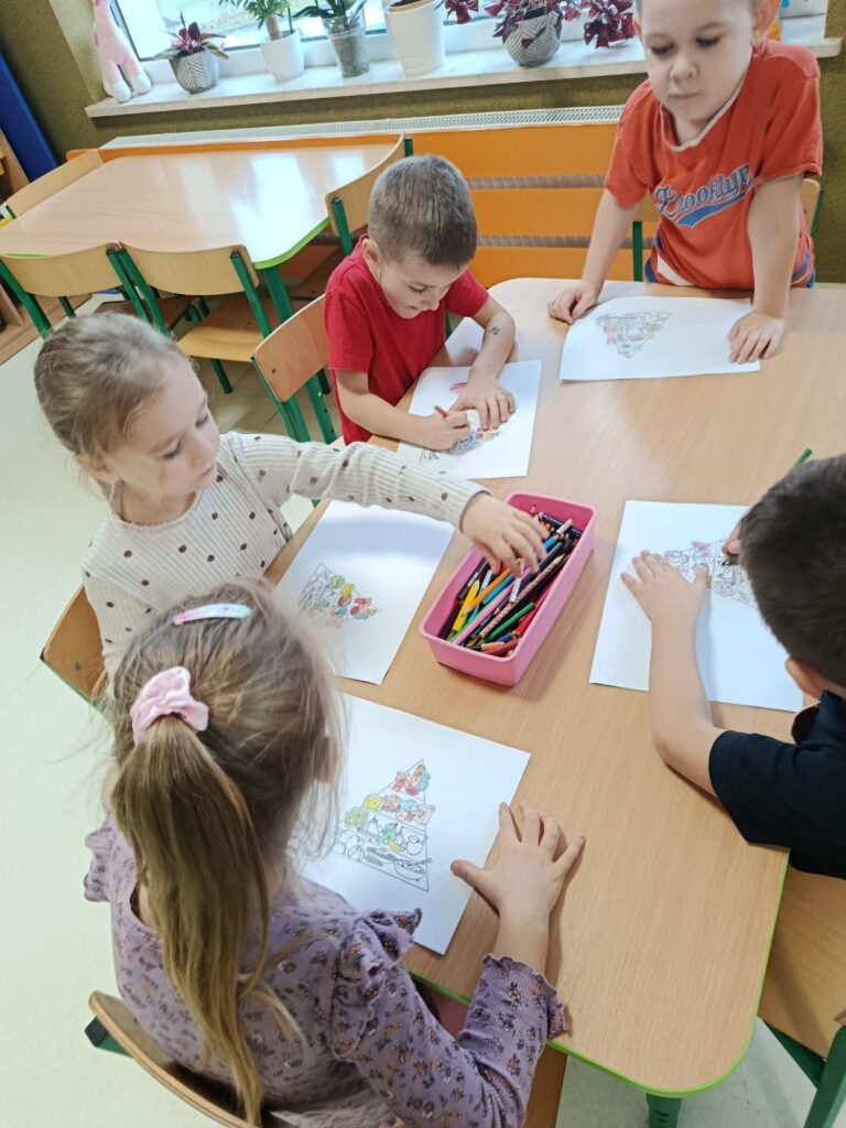 JUŻ WIEMY JAK ZDROWO SIĘ ODŻYWIAĆ! - GRUPA ŻYRAFKI