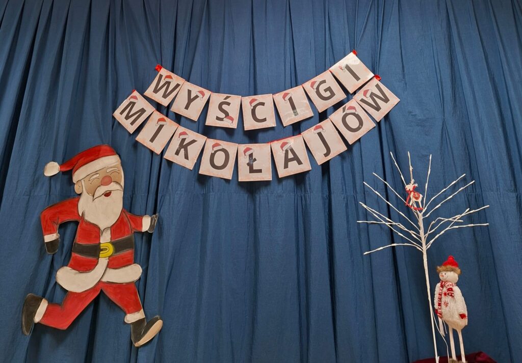 Wyścigi Mikołajów w grupie "Wiewiórki".