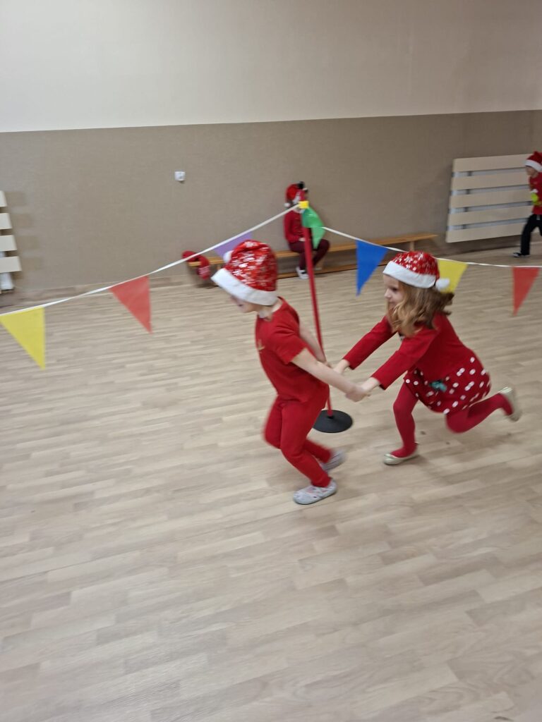 Wyścigi Mikołajów w grupie "Wiewiórki".