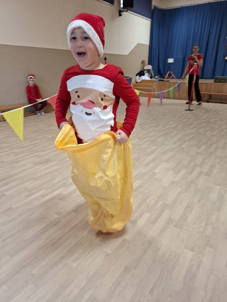 Wyścigi Mikołajów w grupie "Wiewiórki".