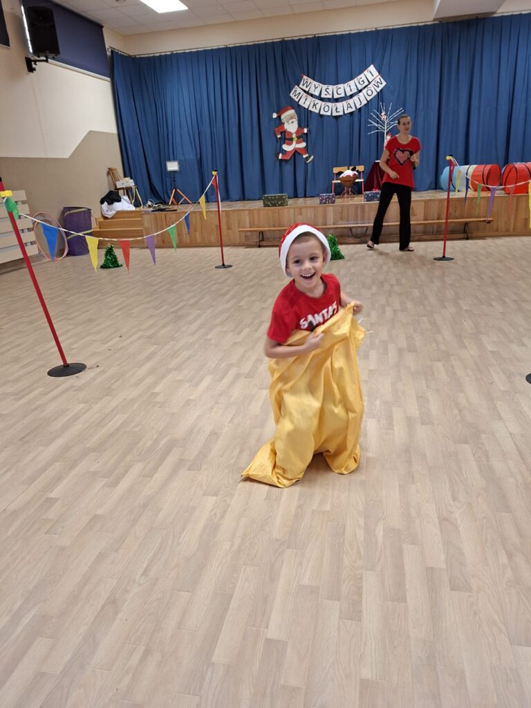 Wyścigi Mikołajów w grupie "Wiewiórki".