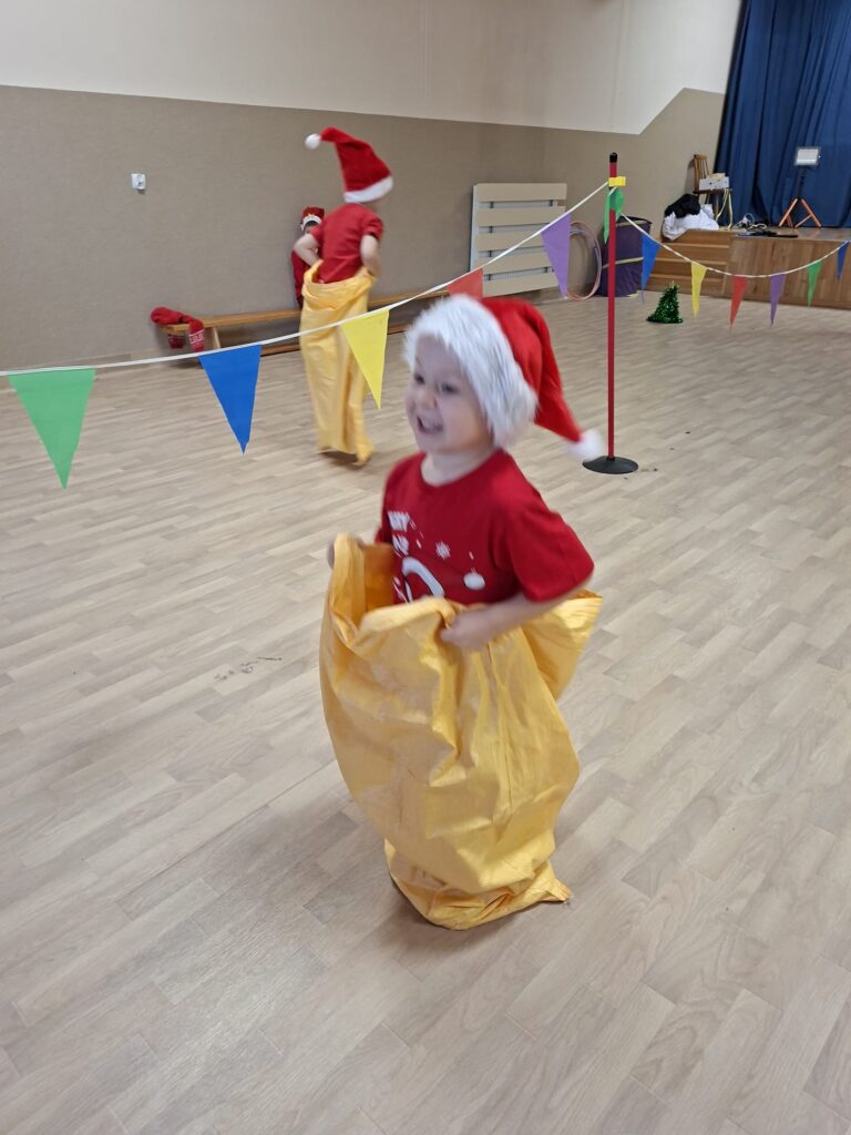 Wyścigi Mikołajów w grupie "Wiewiórki".