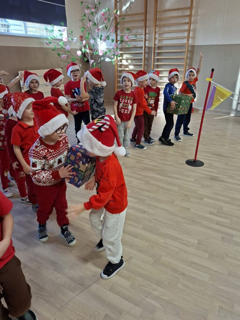 Wyścigi Mikołajów w grupie "Wiewiórki".