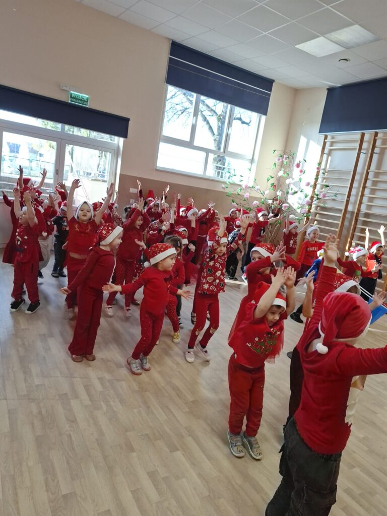 Wyścigi Mikołajów w grupie "Wiewiórki".