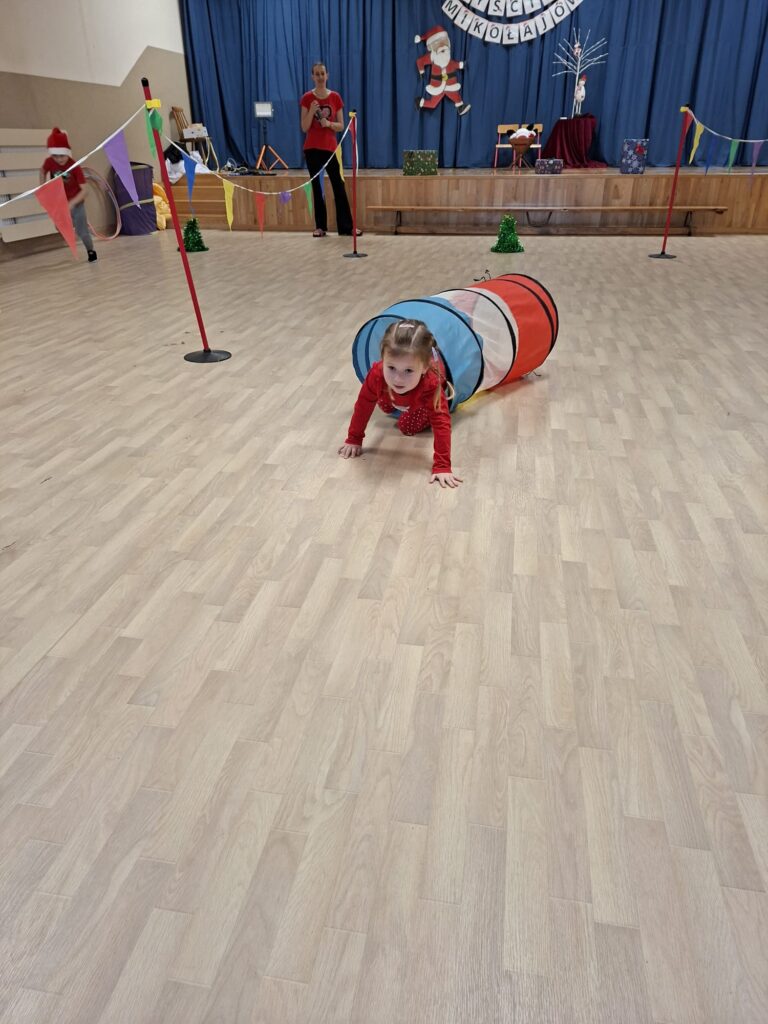 Wyścigi Mikołajów w grupie "Wiewiórki".