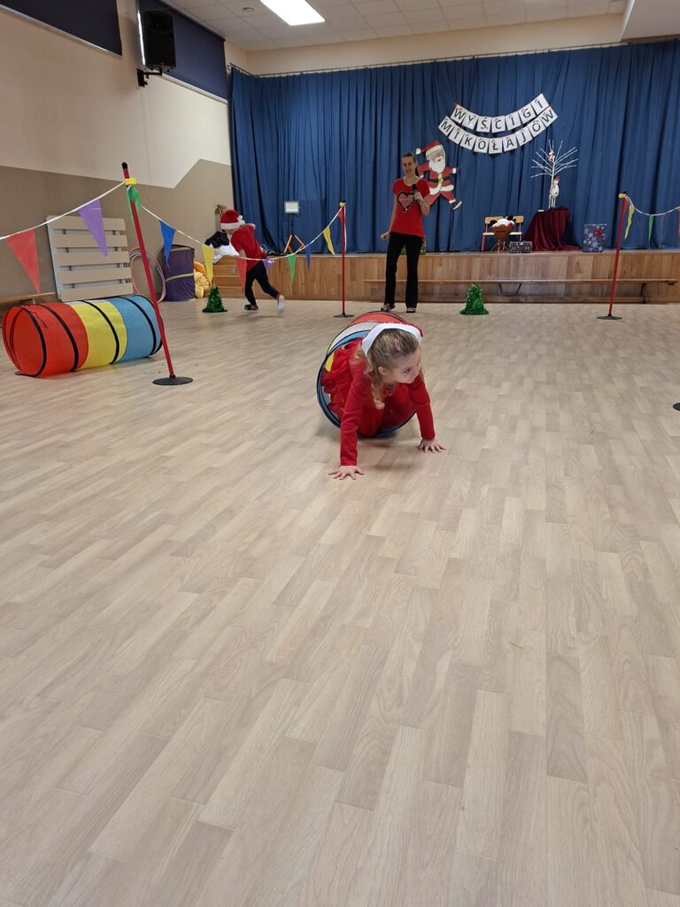 Wyścigi Mikołajów w grupie "Wiewiórki".