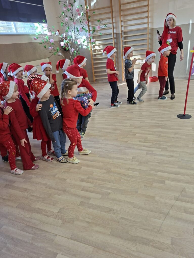 Wyścigi Mikołajów w grupie "Wiewiórki".