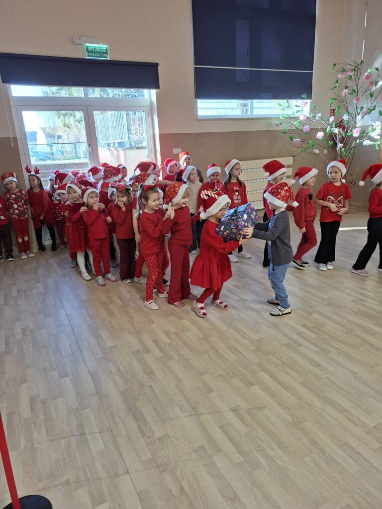 Wyścigi Mikołajów w grupie "Wiewiórki".