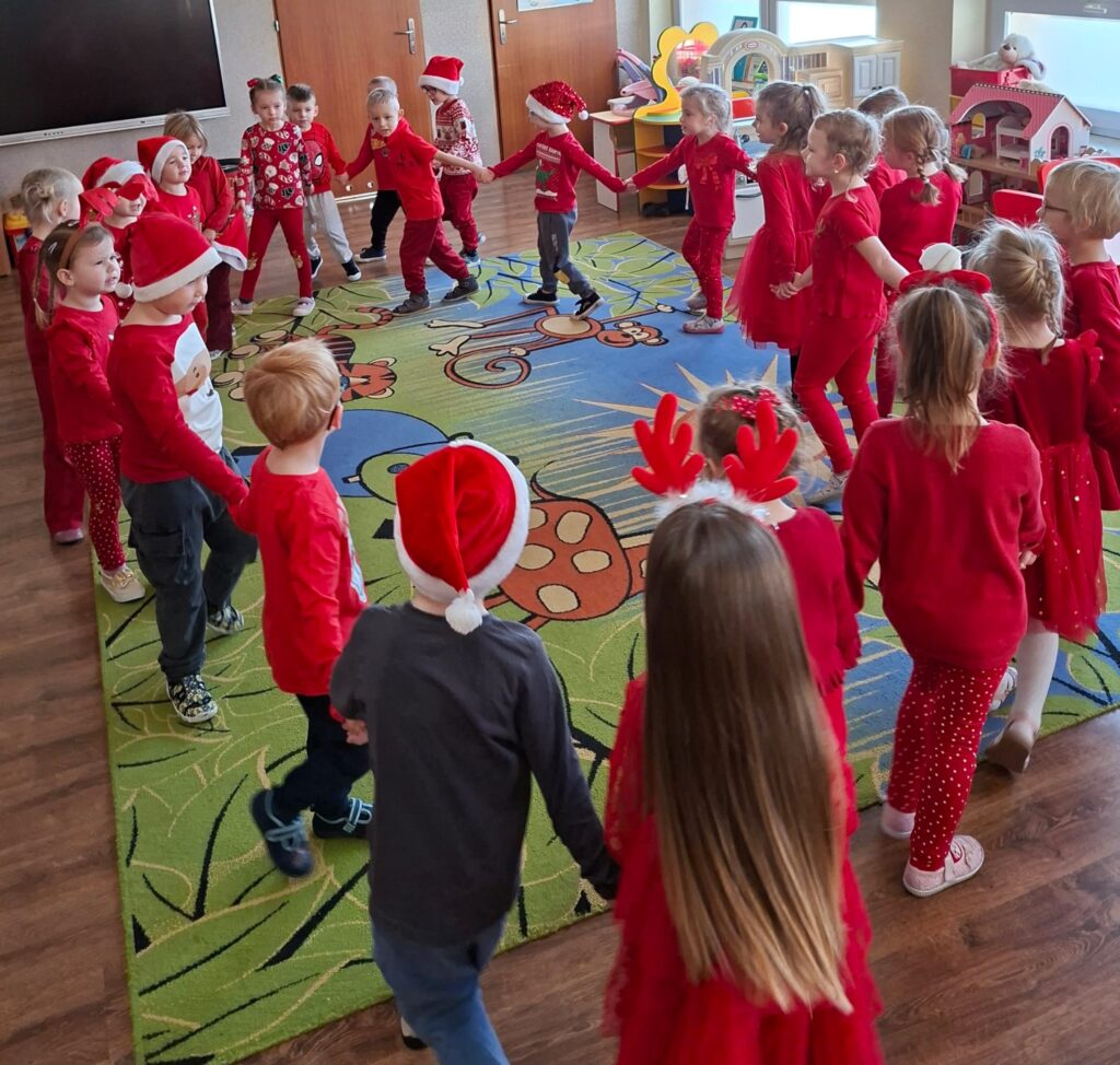 Wyścigi Mikołajów w grupie "Wiewiórki".