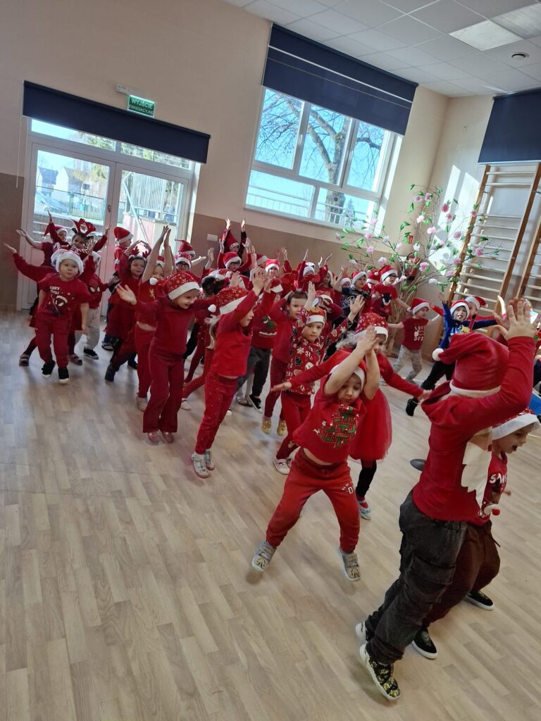 Wyścigi Mikołajów w grupie "Wiewiórki".