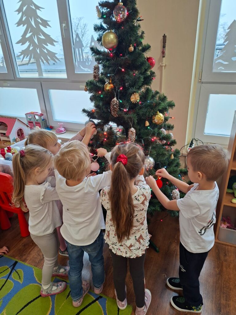  "Wiewiórki" ubierają choinkę.