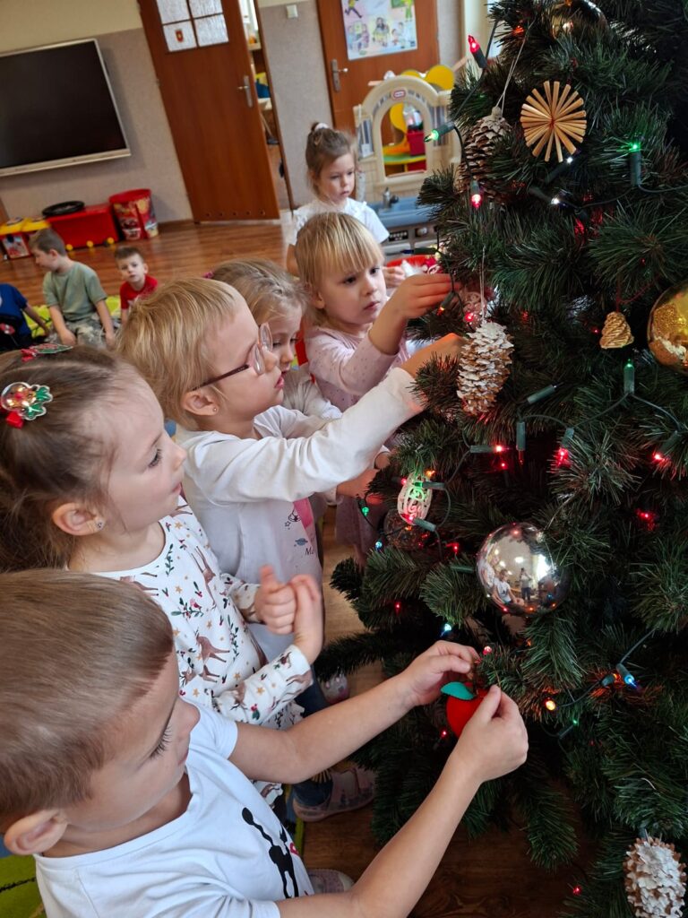 "Wiewiórki" ubierają choinkę.