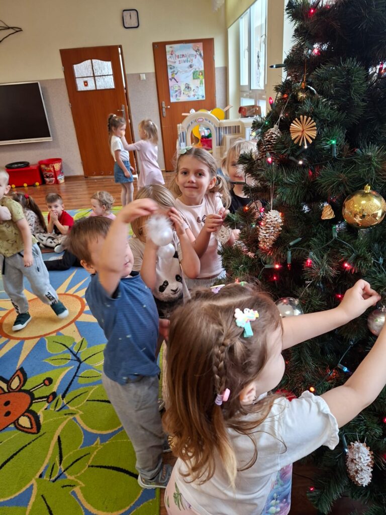  "Wiewiórki" ubierają choinkę.