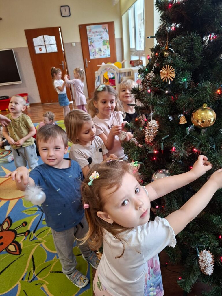  "Wiewiórki" ubierają choinkę.