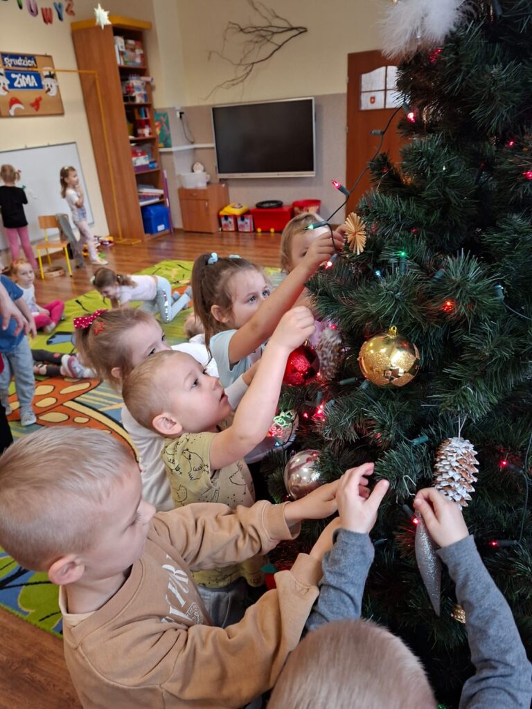  "Wiewiórki" ubierają choinkę.