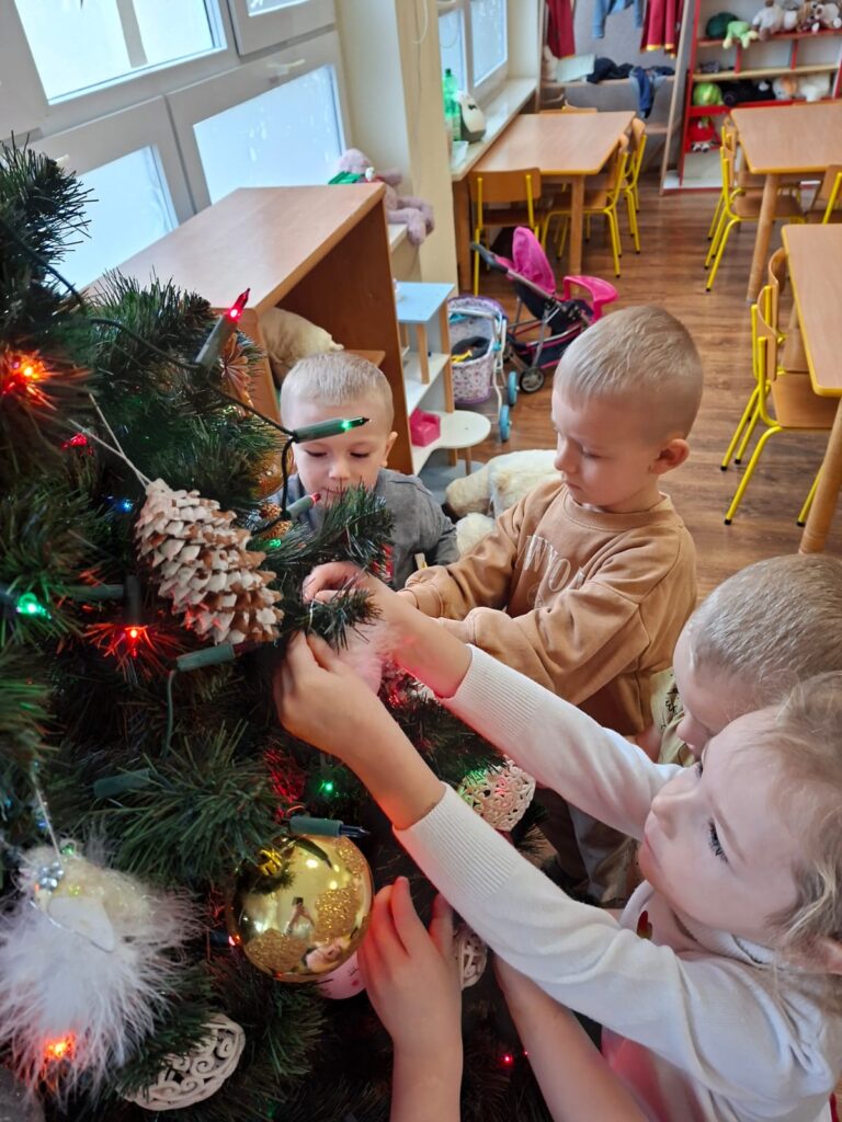  "Wiewiórki" ubierają choinkę.
