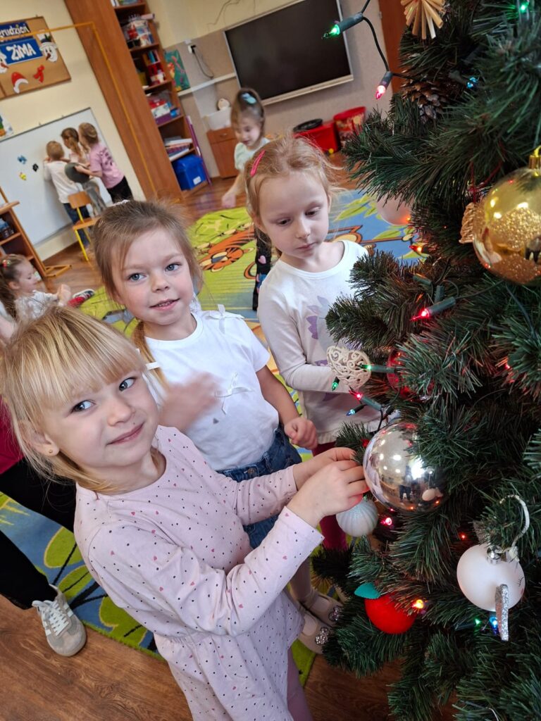  "Wiewiórki" ubierają choinkę.