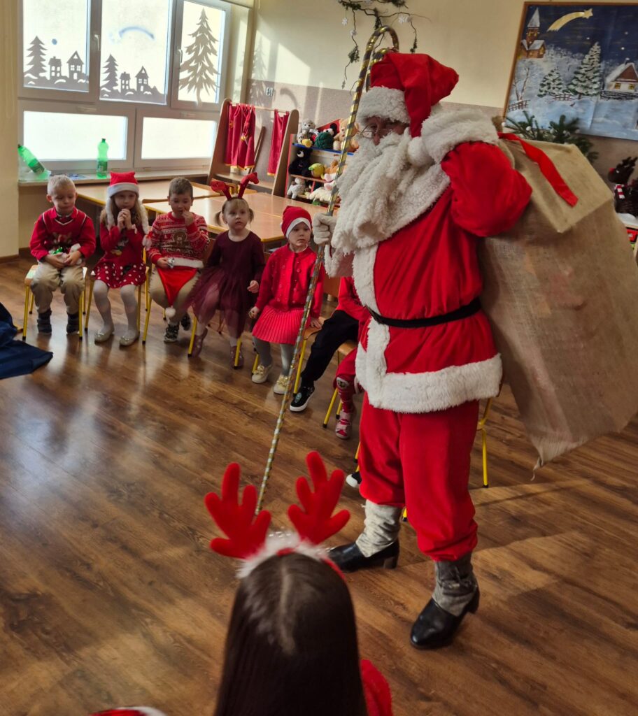 Wizyta Świętego Mikołaja w grupie "Wiewiórki".