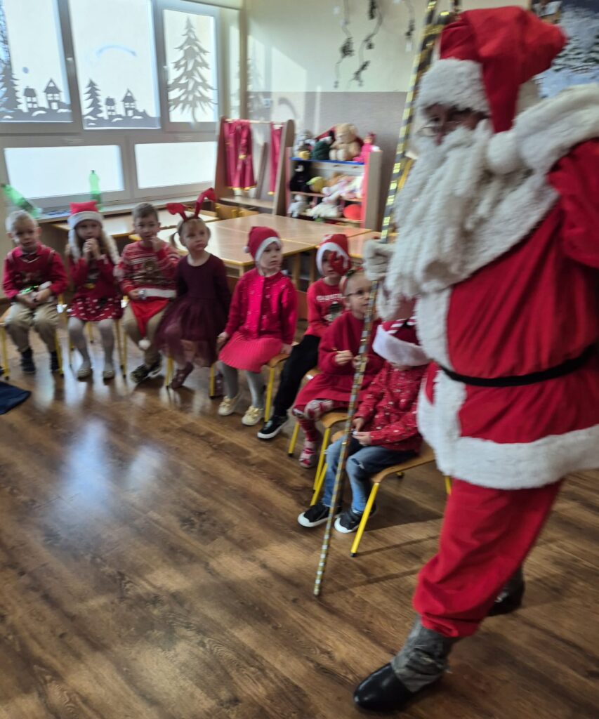 Wizyta Świętego Mikołaja w grupie "Wiewiórki".