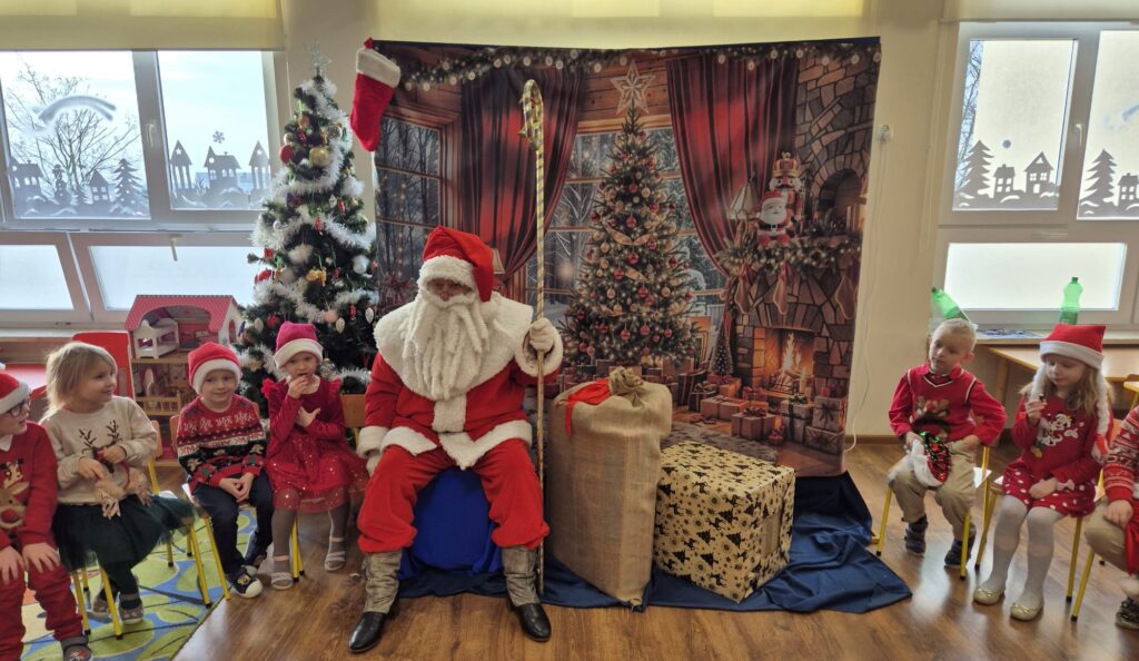 Wizyta Świętego Mikołaja w grupie "Wiewiórki".