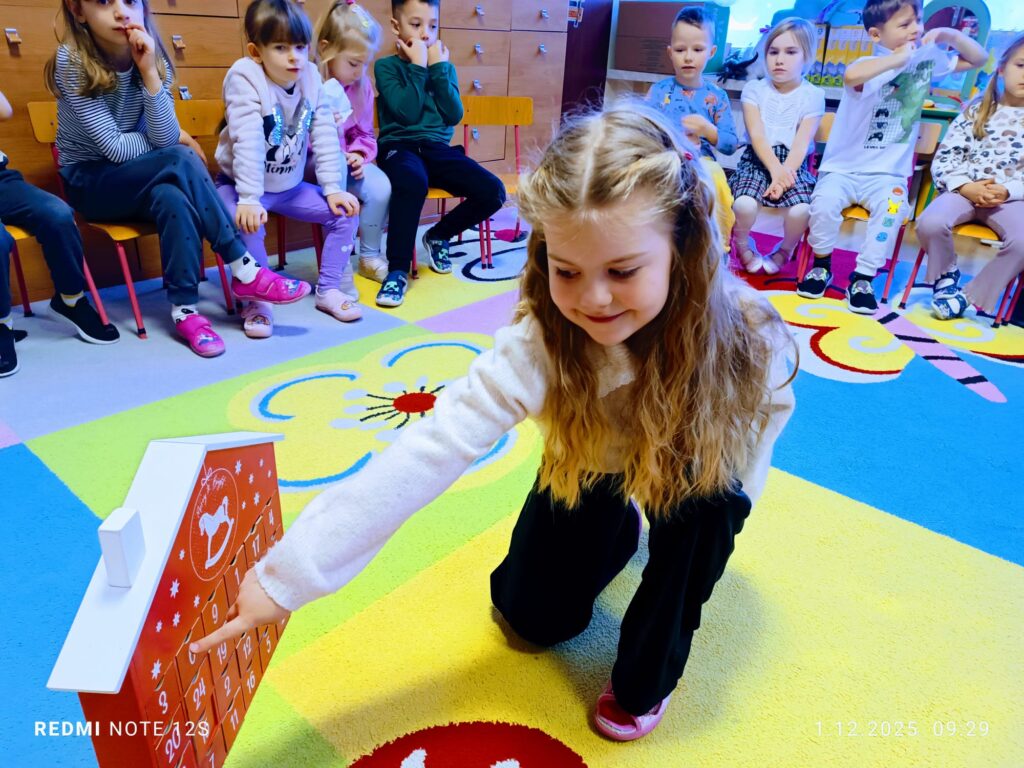Stoi choinka, pięknie odziana. "Motylki" ją stroiły od samego rana.
